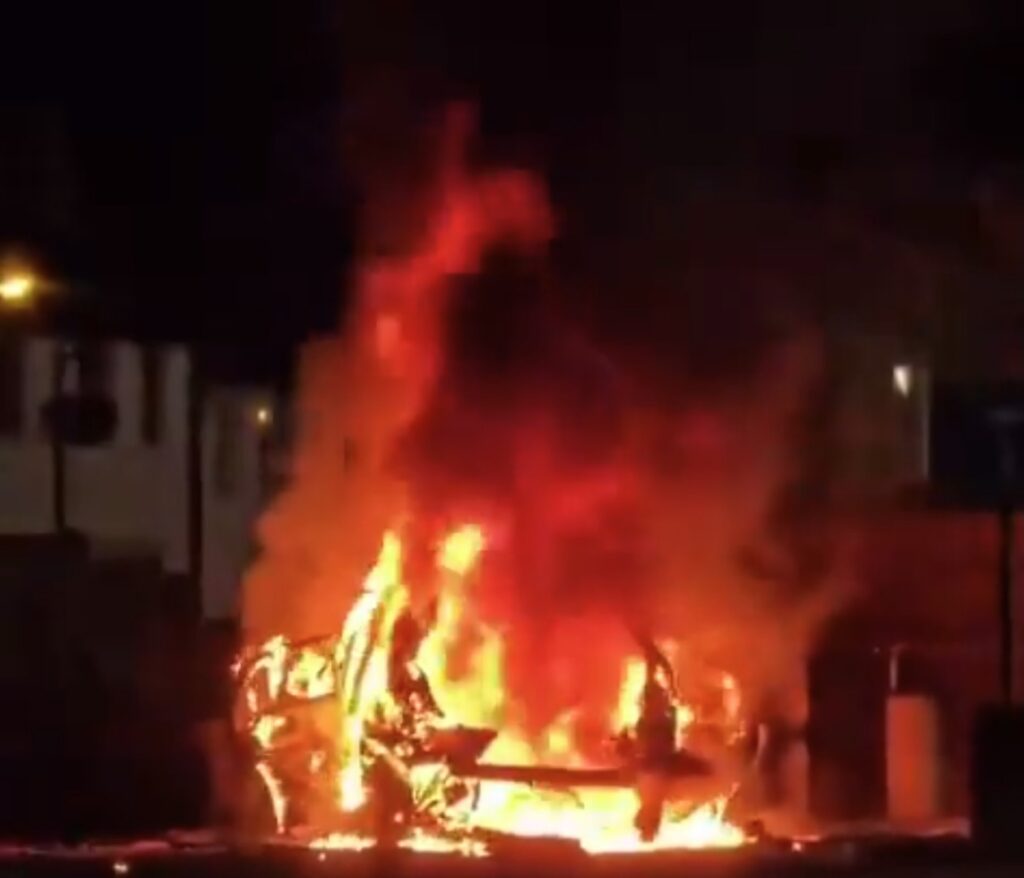 Un cotxe bomba esclata en una comissaria de policia als afores de Belfast