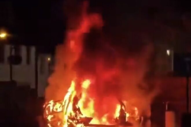 Un cotxe bomba esclata en una comissaria de policia als afores de Belfast