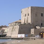 Els Cabrera, del castell de Montsoriu al comtat de Mòdica