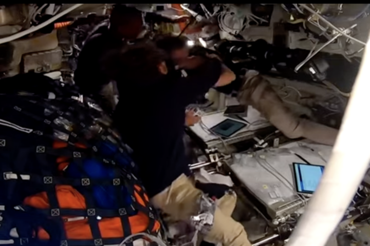 Tots quatre astronautes s'han abraçat després d'anunciar el nom de Cràter Carroll