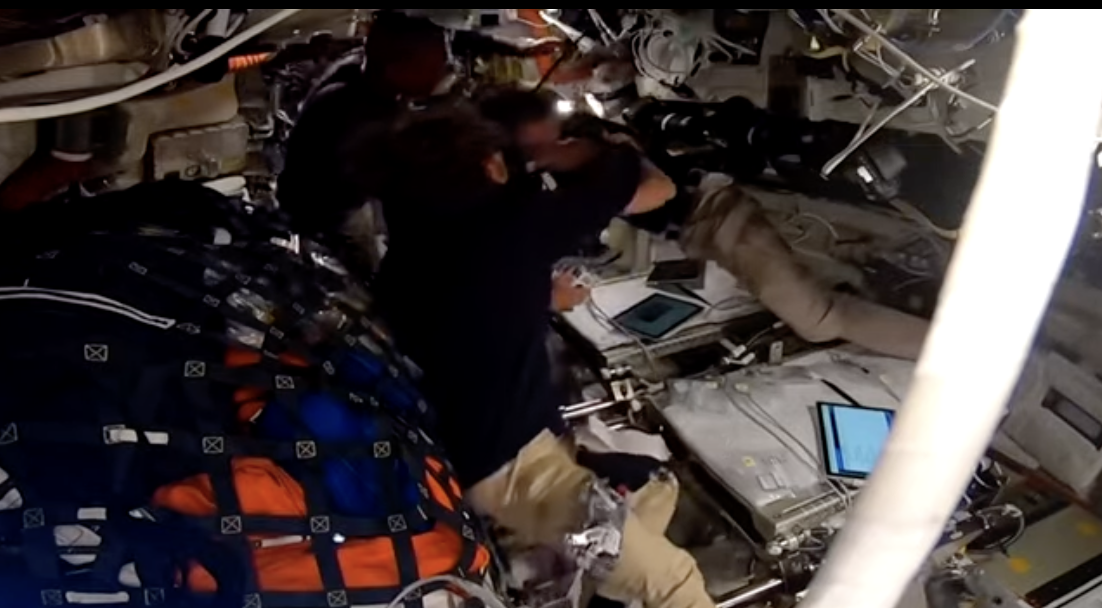 Tots quatre astronautes s'han abraçat després d'anunciar el nom de Cràter Carroll