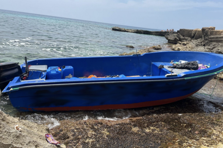 Arxiu – La policia espanyola deté dues persones per patronejar una patera fins a Mallorca. – POLICIA – Arxiu