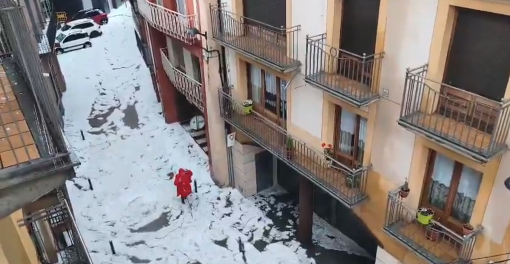 [VÍDEOS] Una pedregada excepcional emblanqueix Ribes de Freser en pocs minuts