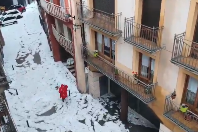 Una pedregada excepcional emblanqueix Ribes de Freser en pocs minuts