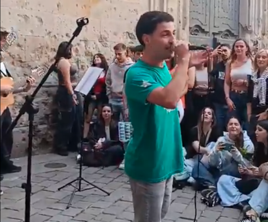 [VÍDEO] Les cançons de Txarango tornen a sonar a quarts de quatre a la plaça de Sant Felip Neri per celebrar Sant Jordi
