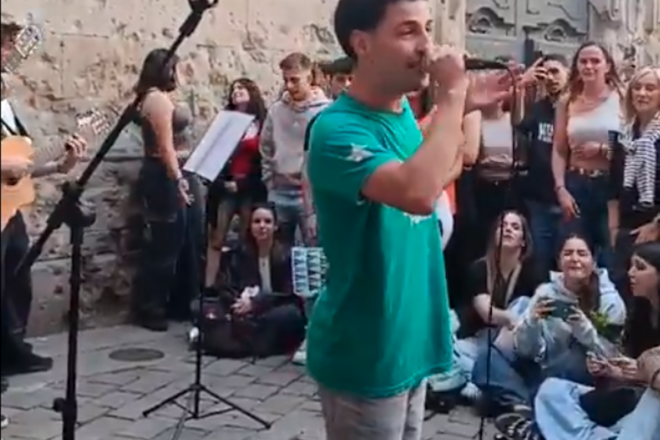 Les cançons de Txarango tornen a sonar a quarts de quatre a la plaça de Sant Felip Neri per celebrar Sant Jordi