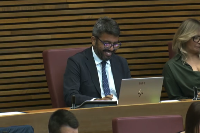 [VÍDEO] El gest burleta de Mazón de l’escó estant quan li critiquen la bona vida