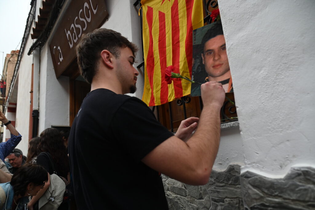 Burjassot recorda Guillem Agulló amb un homenatge sentit en el 33è aniversari del seu assassinat