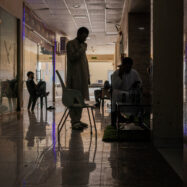 “No tinc cap més opció”: la guerra deixa els treballadors immigrants, el motor de l’economia de Dubai, a la primera línia de foc