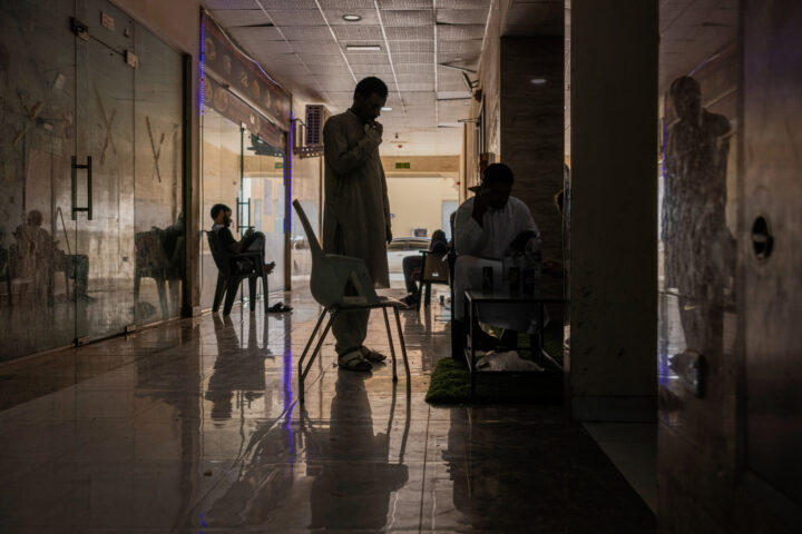 En Massud, un immigrant paquistanès, amb un amic a Dubai. L'home és el cosí de Muzaffar Ali Gulam, assassinat en un atac iranià contra la ciutat durant la guerra (fotografia: Katarina Premfors/The Washington Post).