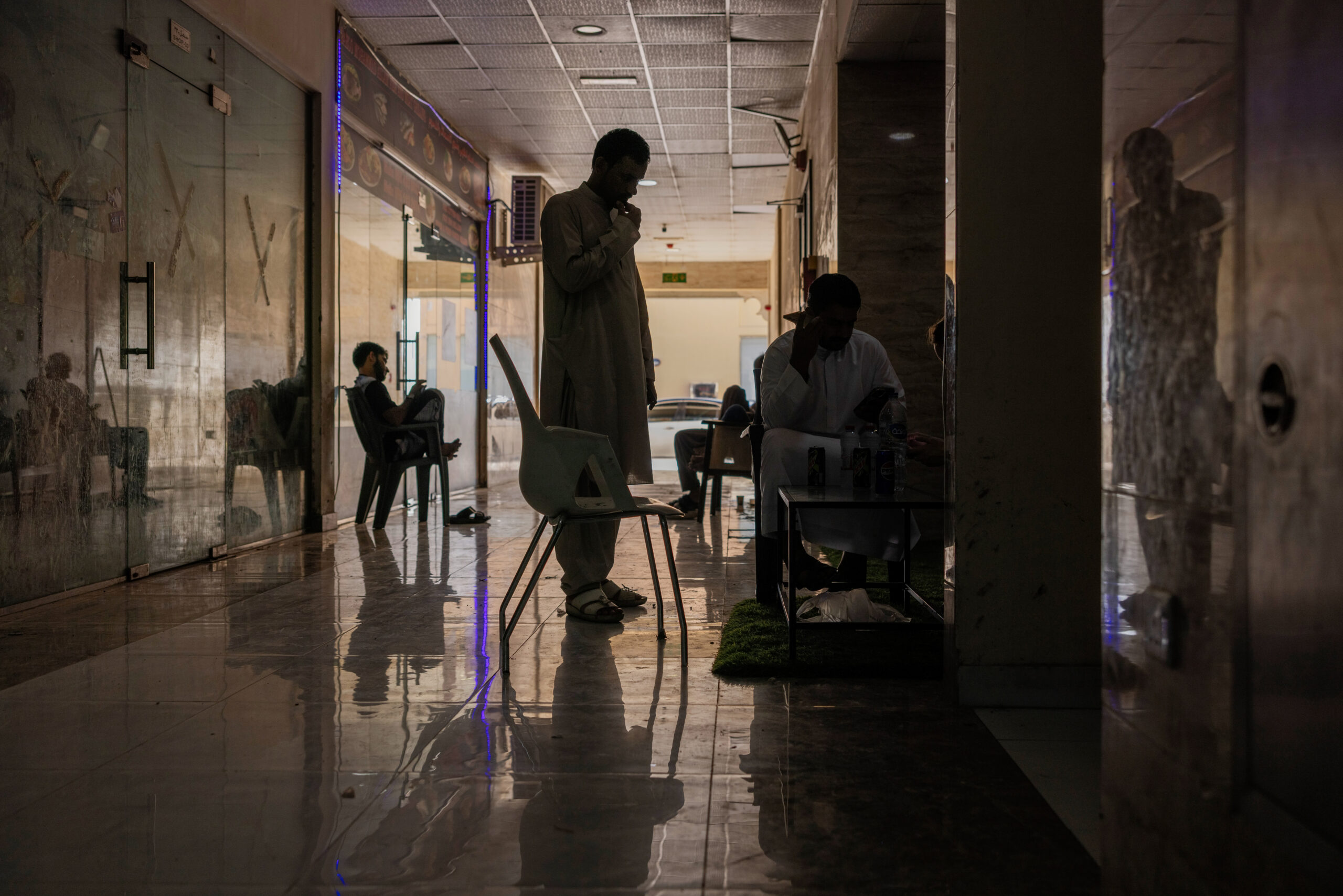 En Massud, un immigrant paquistanès, amb un amic a Dubai. L'home és el cosí de Muzaffar Ali Gulam, assassinat en un atac iranià contra la ciutat durant la guerra (fotografia: Katarina Premfors/The Washington Post).