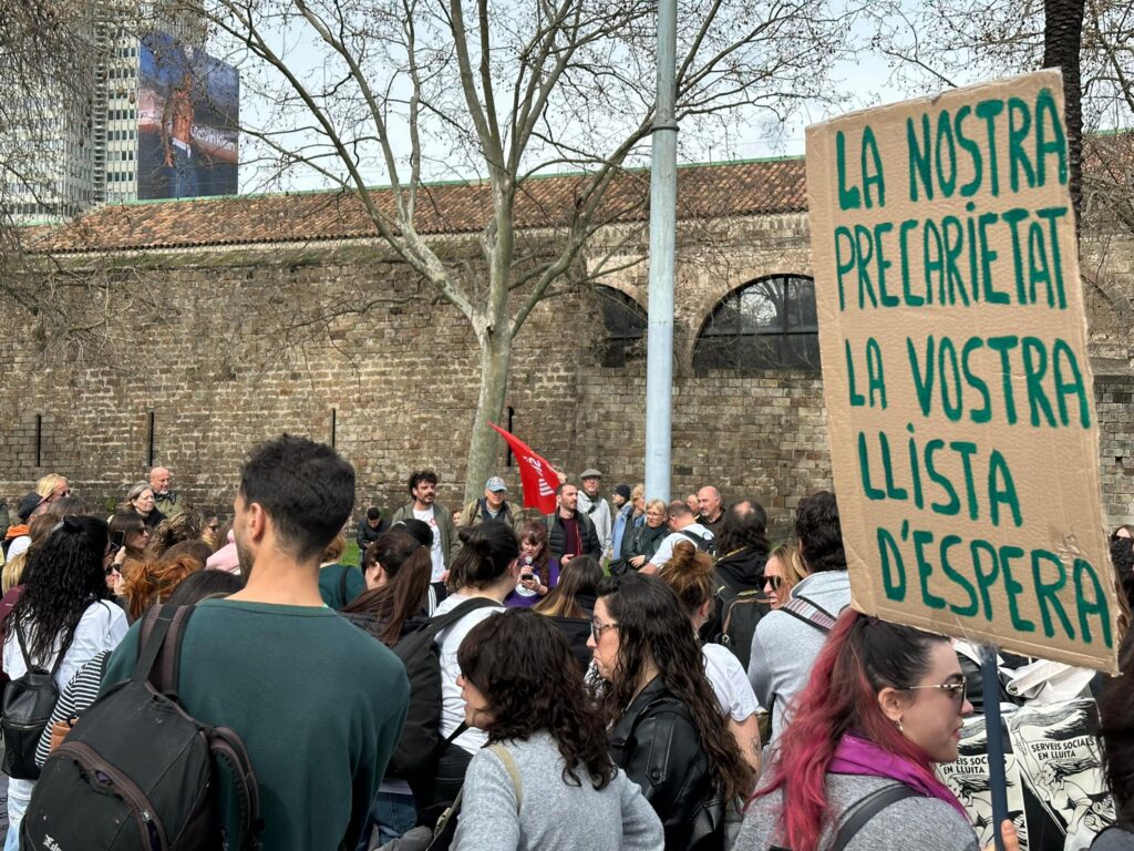 El personal d’atenció directa de l’Ajuntament de Barcelona fa vaga per denunciar el col·lapse dels serveis públics