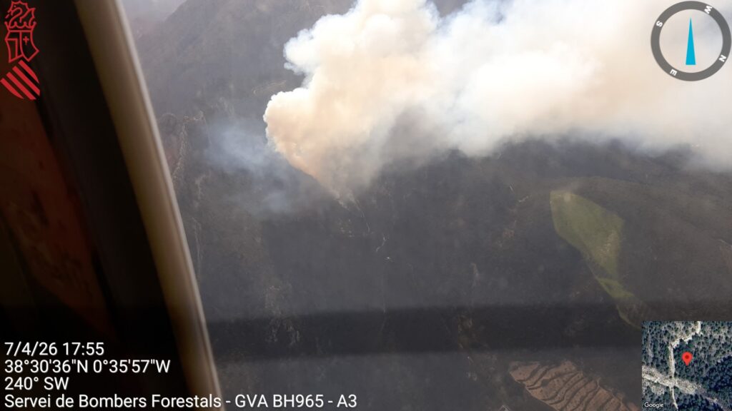 Incendi forestal a la serra del Maigmó, a Tibi