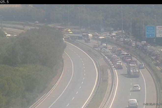 Tallada la C-32 en tots dos sentits per un camió bolcat a Sant Pere de Ribes