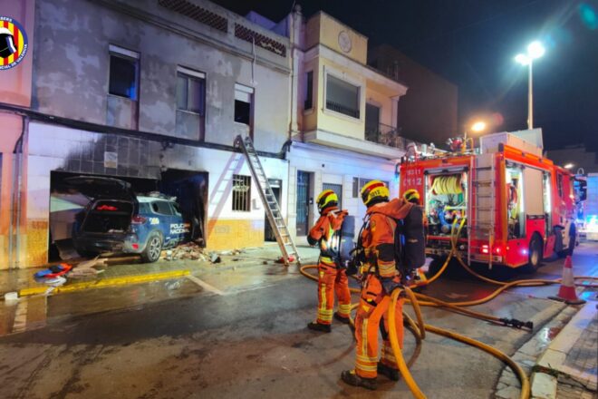 Rescaten una dona d’un incendi a Alaquàs causat pel xoc d’un cotxe de la policia espanyola