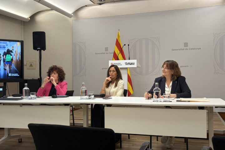 La consellera d'Educació, al centre (fotografia: Pol Baraza).