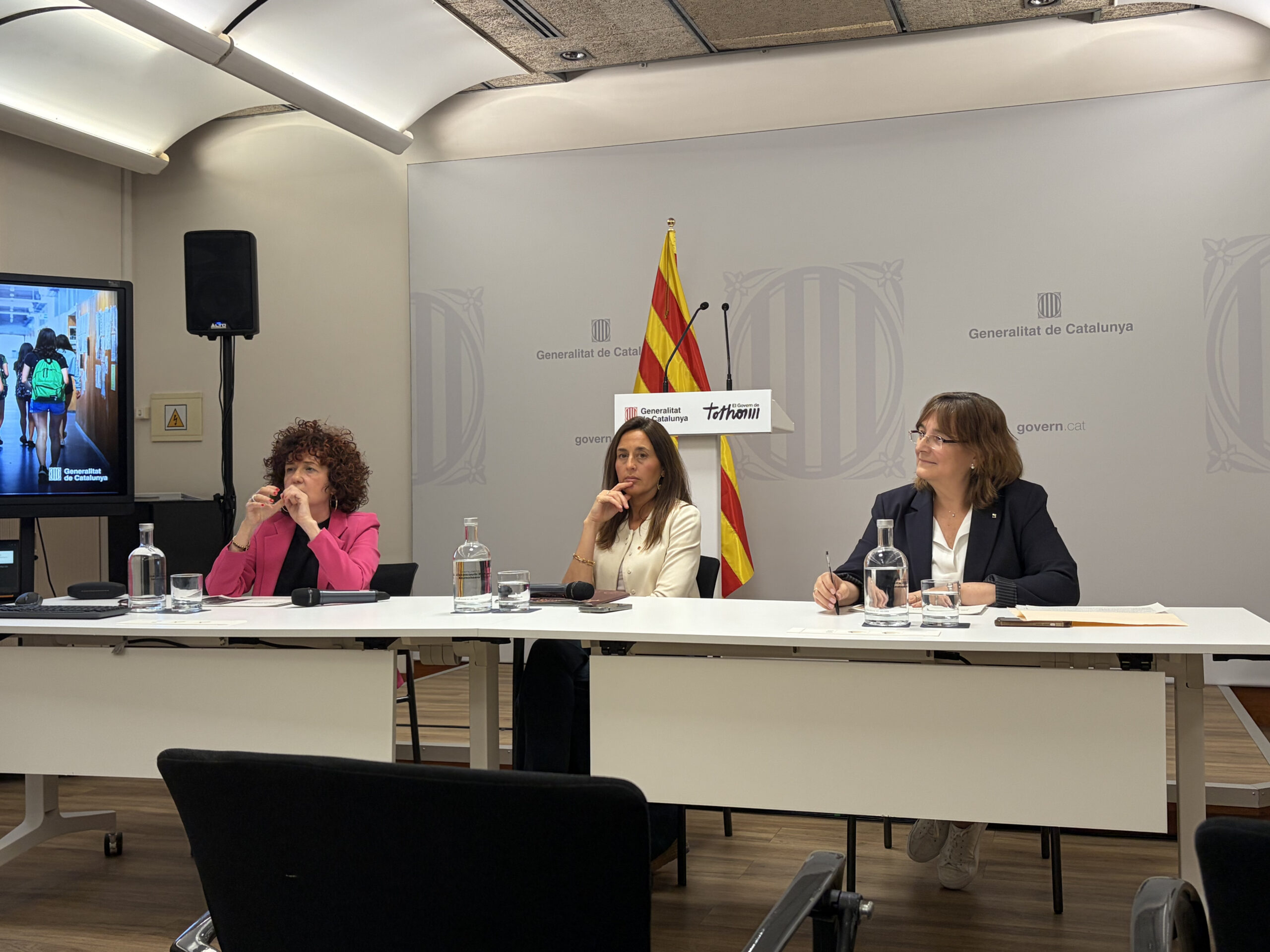 La consellera d'Educació, al centre (fotografia: Pol Baraza).