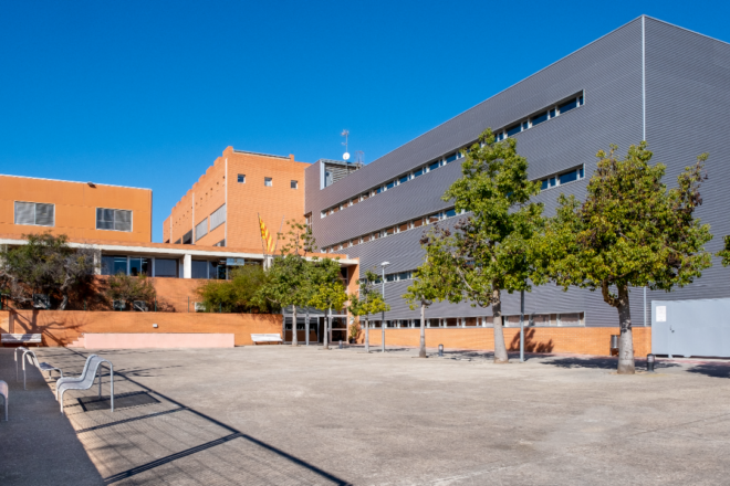 Alumnes d’un institut de Valls protesten contra la vaga de zel dels seus professors