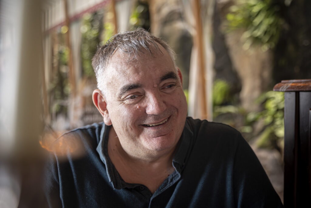 Joan-Daniel Bezsonoff: “He après català escoltant rere les portes”