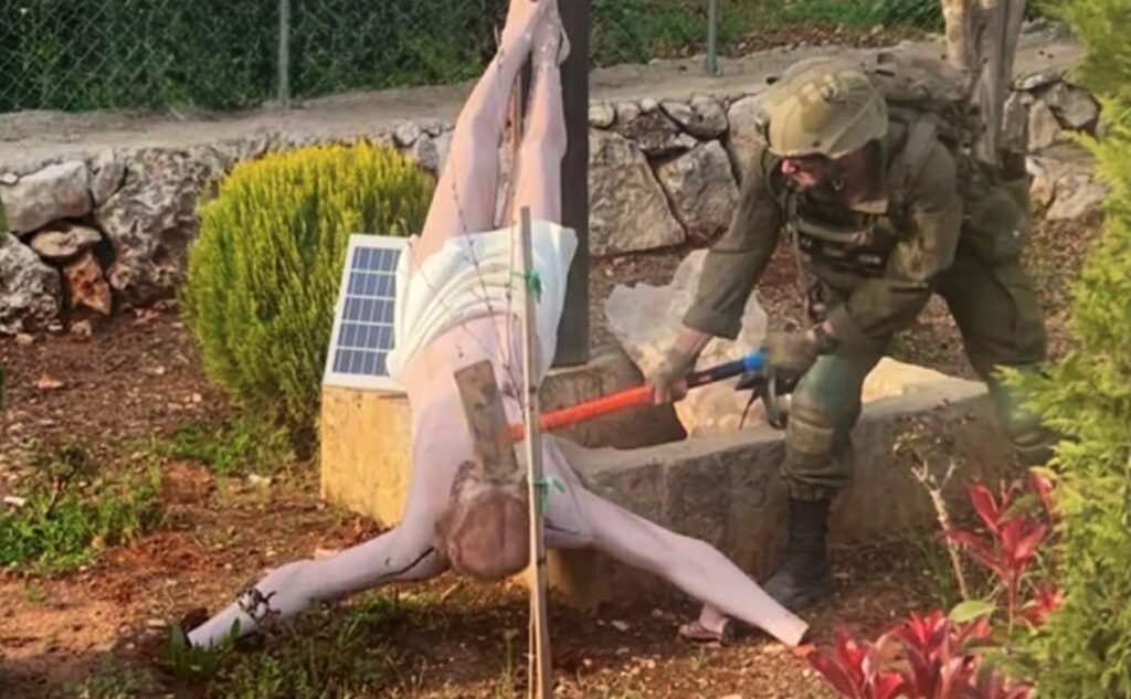 El ministre d’Afers Estrangers d’Israel diu que és vergonyós que un soldat destrossés una figura de Jesucrist