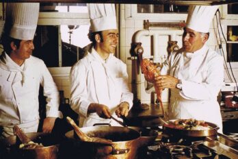 Josep Mercader sostenint una escórpora a la cuina del Motel (fotografia: família Subirós-Mercader)