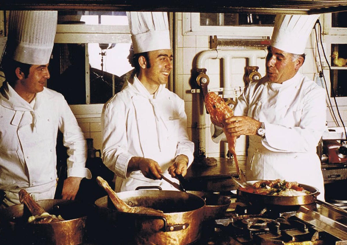 Josep Mercader sostenint una escórpora a la cuina del Motel (fotografia: família Subirós-Mercader)