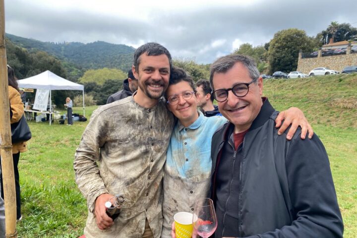 El sommelier Josep Roca i els impulsors del celler Salace, Franka i Mattia.