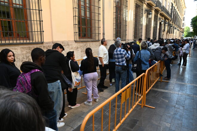 Hores de cua sota el sol per un paper que ho pot canviar tot