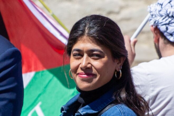 Detenen l’eurodiputada franco-palestina Rima Hassan per “apologia del terrorisme”