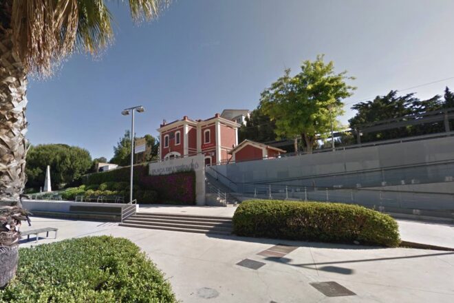 El vestíbul de l’estació de Sant Joan Despí està tancat fa més de quatre mesos per l’ocupació del pis superior