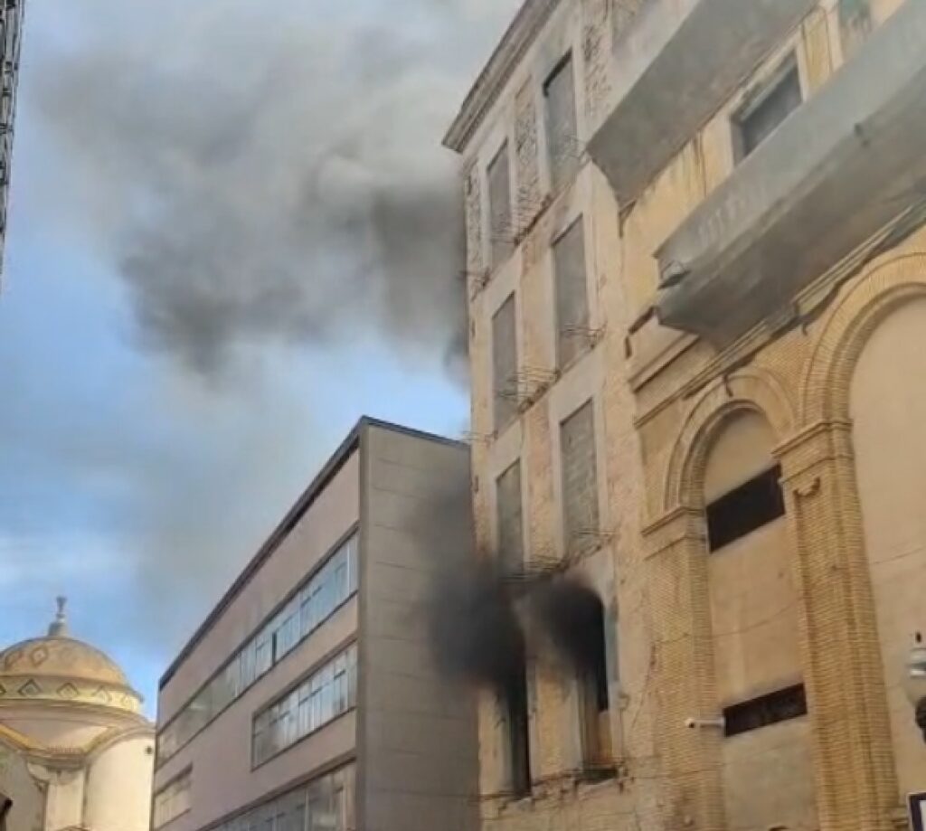 [VÍDEO] Un incendi crema un edifici a tocar del Teatre Goya de Barcelona