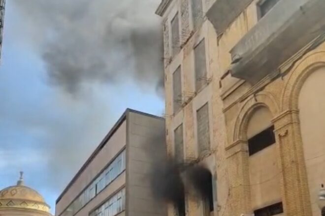 [VÍDEO] Un incendi crema un edifici a tocar del Teatre Goya de Barcelona