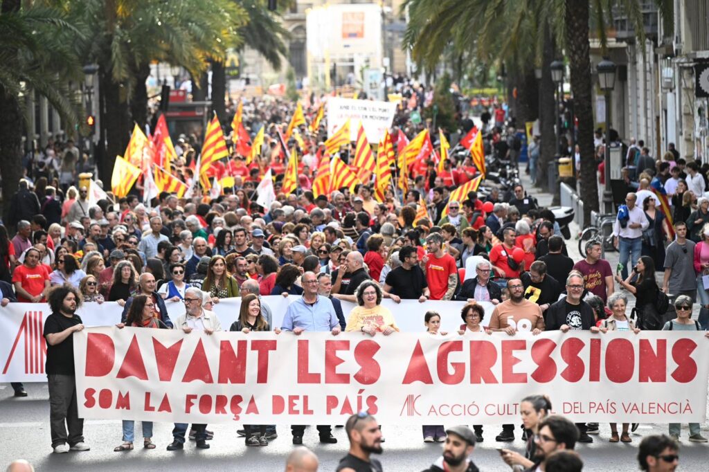 La flama del Correllengua Agermanat encén una manifestació multitudinària a València