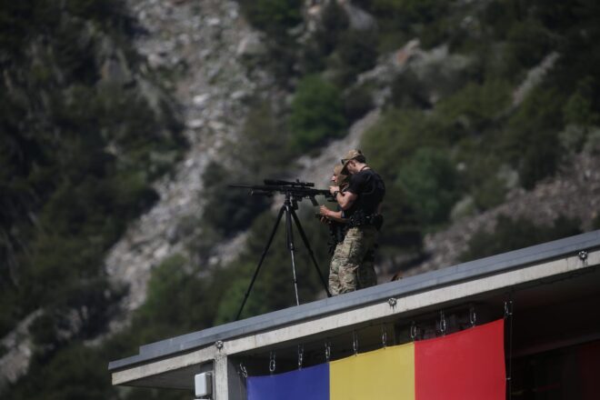 Macron, entre franctiradors i comerços tancats, topa amb la crisi de l’habitatge a Andorra