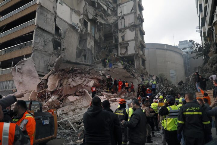 Restes d'un edifici de Beirut bombardat per Israel. Fotografia: EFE/EPA/Wael Hamzeh.