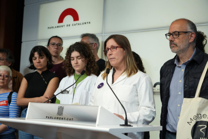 Representants de La Capçalera i la FoCAP en roda de premsa des del parlament (fotografia: ACN / Marta Sierra).