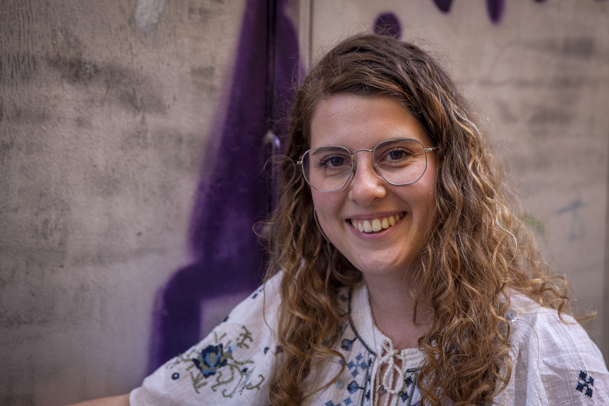 Anna Rosselló, abans de l'entrevista a la redacció de VilaWeb (fotografia: Albert Salamé).