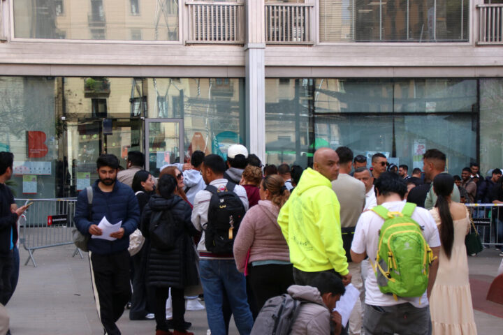 Les cues a la plaça Sant Miquel de Barcelona, també separades amb persones que disposen de número amb cita i d'altres que esperen recollir tanda (fotografia: ACN / Albert Hernàndez).