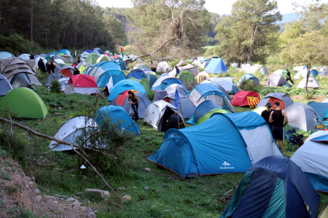 Un miler de persones acampen al Bages per denunciar l’impacte ambiental de la multinacional ICL