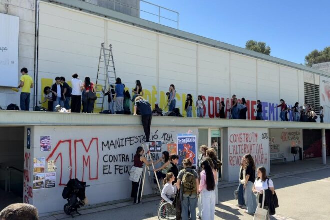 Estudiants de la UAB repinten el mural de la plaça Cívica esborrat la setmana passada