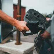 Amb la benzina disparada i el gas pujant, què podem fer per no arruïnar-nos?
