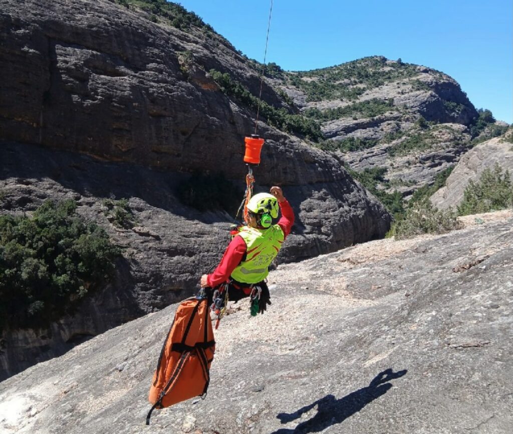 Els bombers fan nou serveis a la muntanya durant dissabte