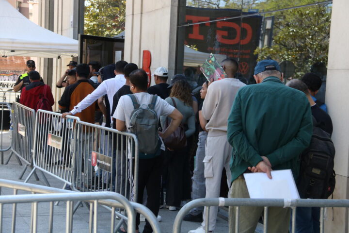 Immigrants fan cua a Barcelona per lliurar el certificat de vulnerabilitat, un dels documents clau per obtenir la regularització (fotografia: ACN).