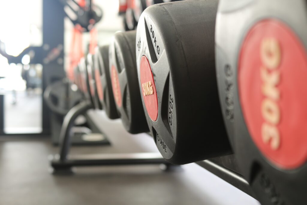 Dones a aixecar pesos, homes a fer ganxet