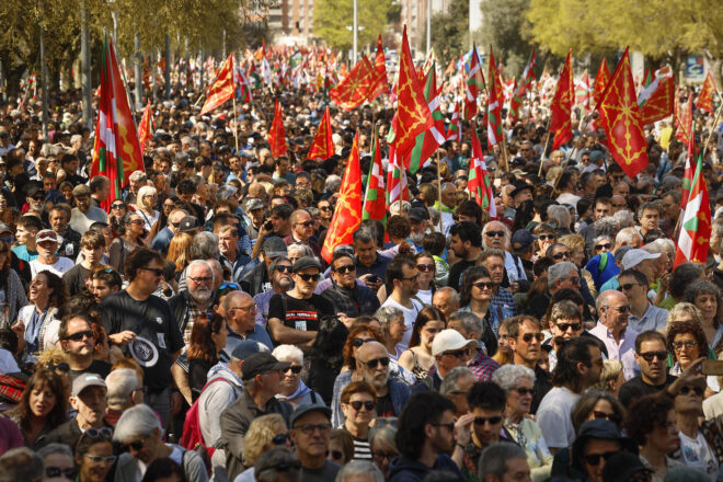 Milers de persones participen en la manifestació de l’Aberri Eguna convocada per Bildu a Pamplona