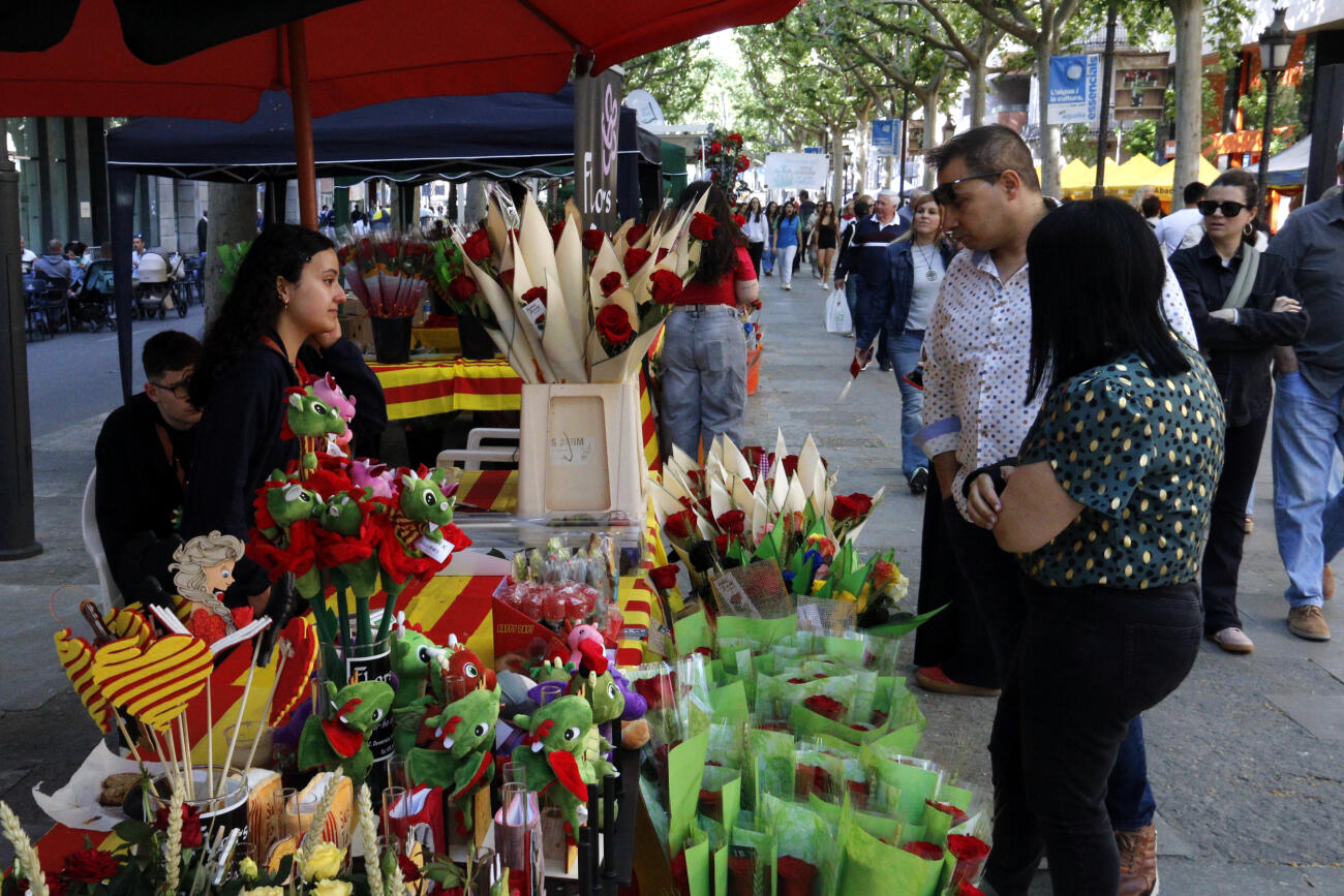 Una parada de roses a la rambla de Ferran de Lleida durant la diada de Sant Jordi.