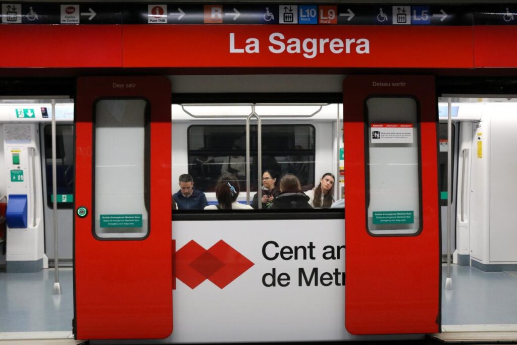 La línia 1 i la línia 5 del metro de Barcelona incorporen un comboi extra en hora punta