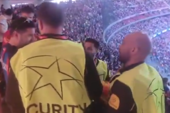La seguretat de l’Atlètic de Madrid requisa estelades durant el partit contra el Barça