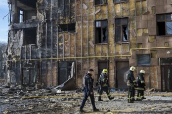 Operaris d'emergència inspeccionen un edifici destruït per un atac amb drons rus a Khàrkiv, a Ucraïna, dijous de la setmana passada (fotografia: Serguei Kozlov/Efe).