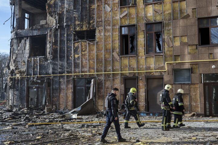 Operaris d'emergència inspeccionen un edifici destruït per un atac amb drons rus a Khàrkiv, a Ucraïna, dijous de la setmana passada (fotografia: Serguei Kozlov/Efe).